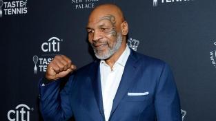 Mike Tyson poklekl a vyjádřil podporu protestům proti rasové nesnášenlivosti