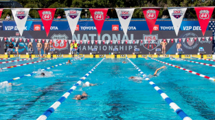 Kapitánka univerzitního plaveckého týmu zachránila 3 lidi z rozbouřeného jezera