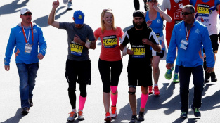 Soud zrušil trest smrti pro útočníka z Bostonského maratonu. "Zaslouží si smrt," říká běžkyně, která při útoku přišla o nohu